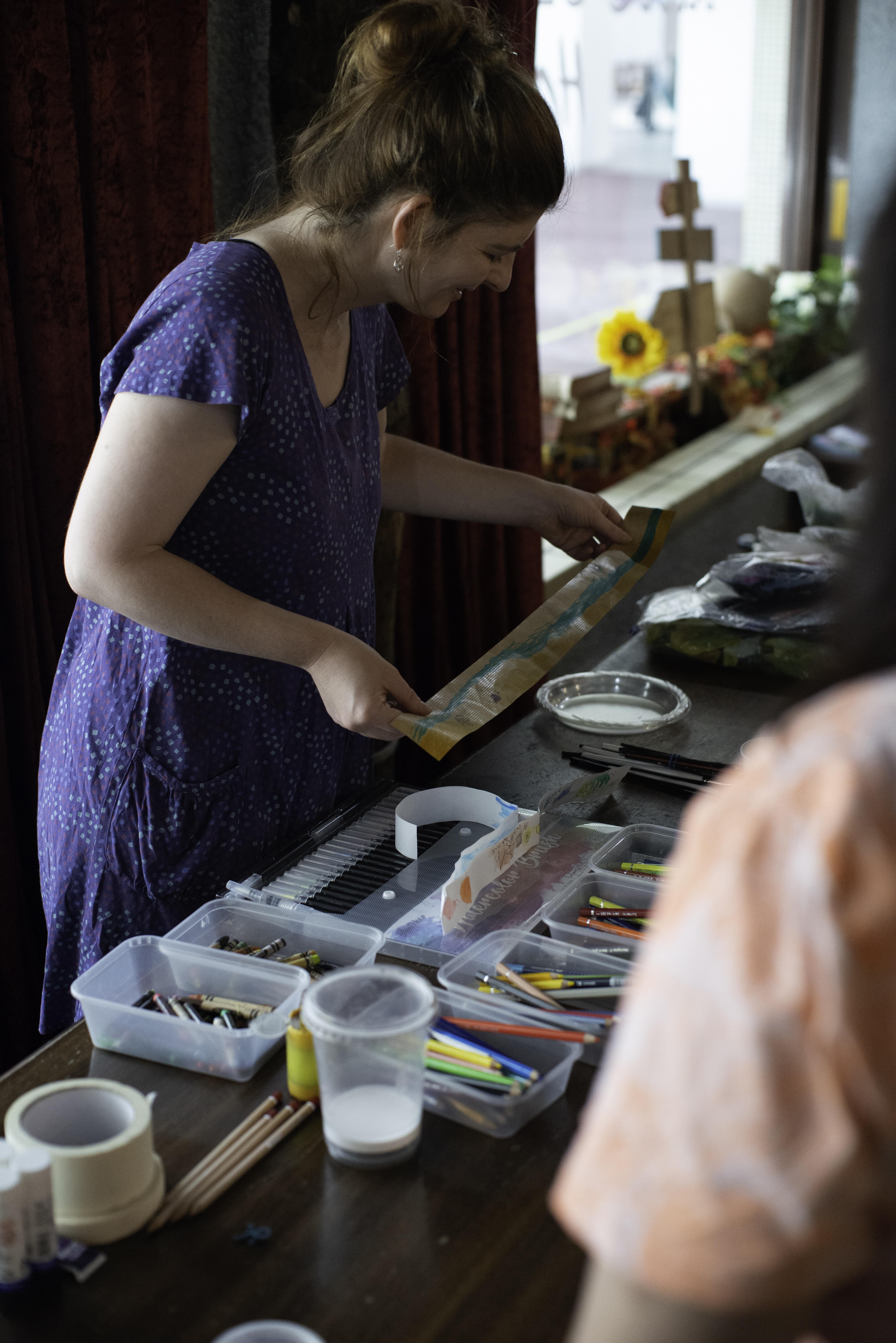 Image of Bronia Evers at a Crankie Theatre workshop